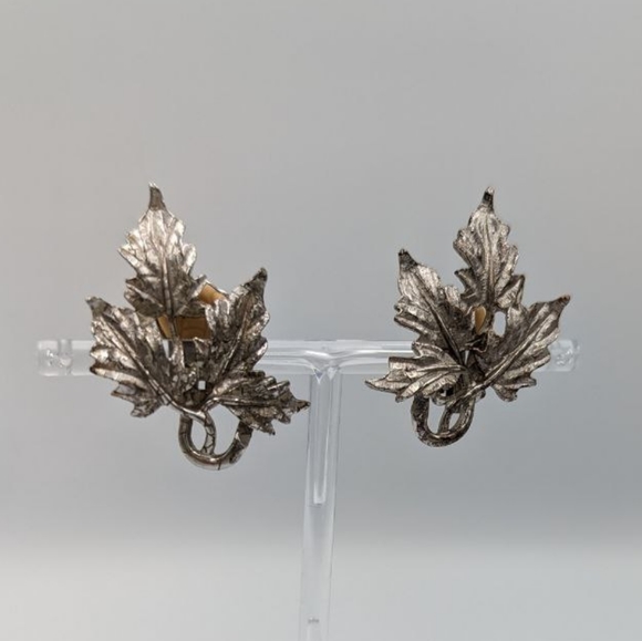 Vintage EMMONS Clip On Earrings Silver Tone Metal Leaf Design Textured - Picture 3 of 12